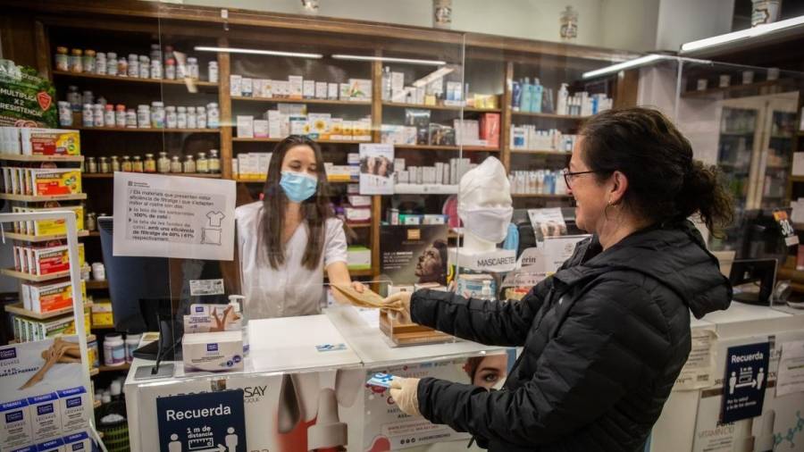 Los farmacéuticos catalanes piden poder vender test de antígenos sin receta