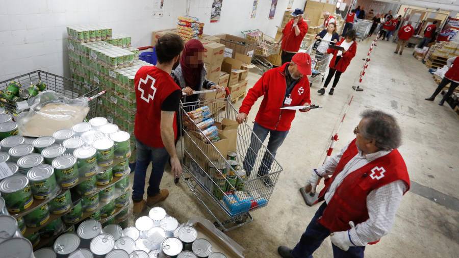 Imagen de archivo de reparto de alimentos en Creu Roja. FOTO: pere ferré
