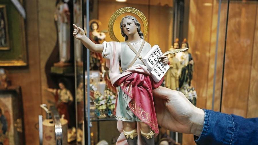 Sant Pancraç és una figura molt popular a la botiga Sant Jordi Art, al carrer Reding 50. FOTO: PERE FERRÉ