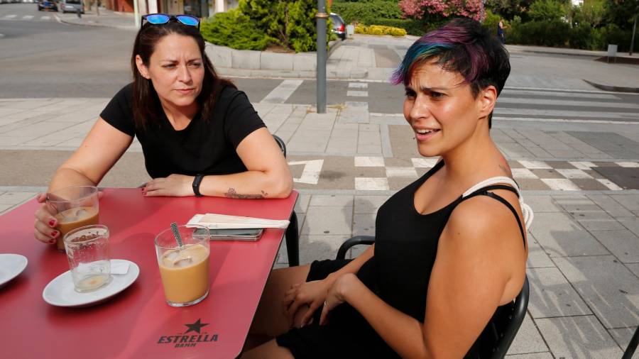 Toñi Herrera y Montse Alonso, sentadas tomando el café en el barrio de Campclar. Foto: Pere Ferré