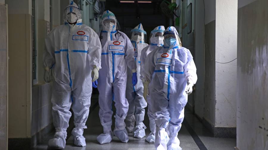 Imagen de varios sanitarios vestidos con trajes EPI para evitar el contagio de Covid. Foto: EFE