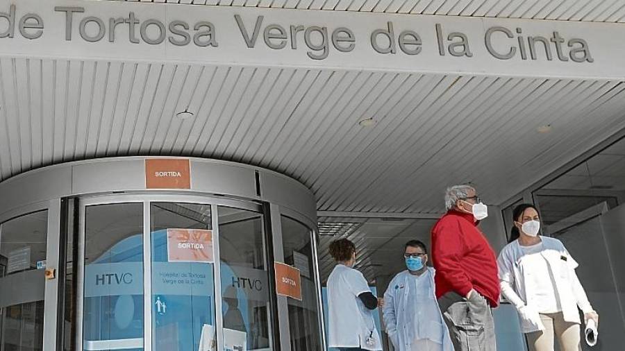 Porta principal d’accés a l’Hospital de Tortosa. FOTO: Joan Revillas