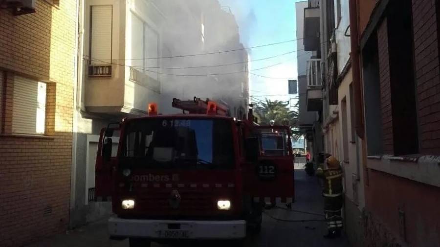 El humo de este incendio ha salido a la calle Isaac Peral de Torredembarra