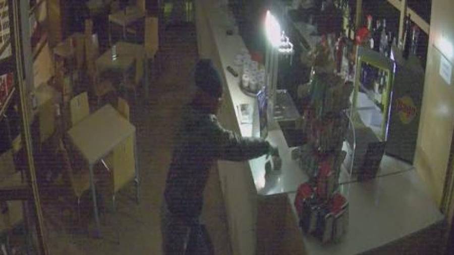 Una cámara de seguridad capta a uno de los ladrones robando en un club.