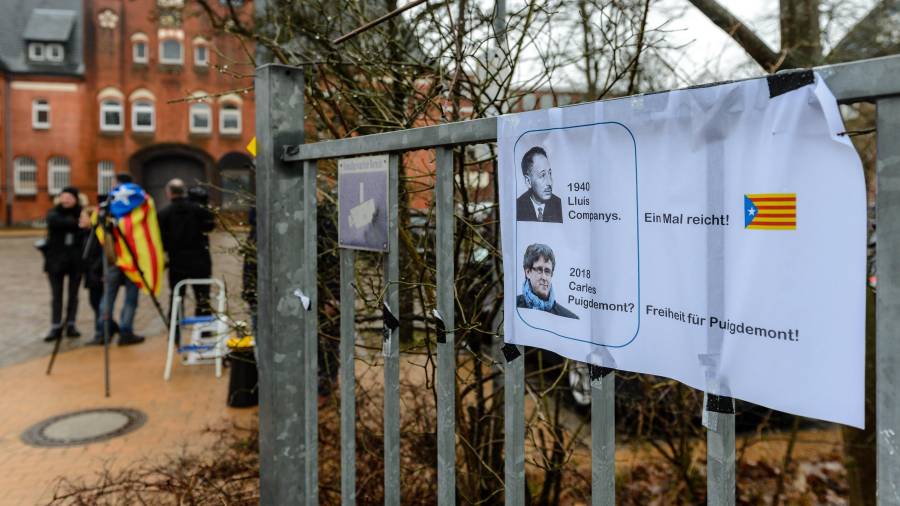 Vista del cartel ¡Una vez es suficiente!. Libertad para Puigdemont colocado a las puertas de la prisión de Neumünster (Alemania)