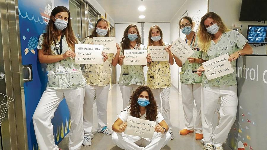 Médicos internos residentes (MIR) de pediatría de Joan XXIII, con carteles para secundar la huelga de tres días. FOTO: twitter vaga mir catalunya