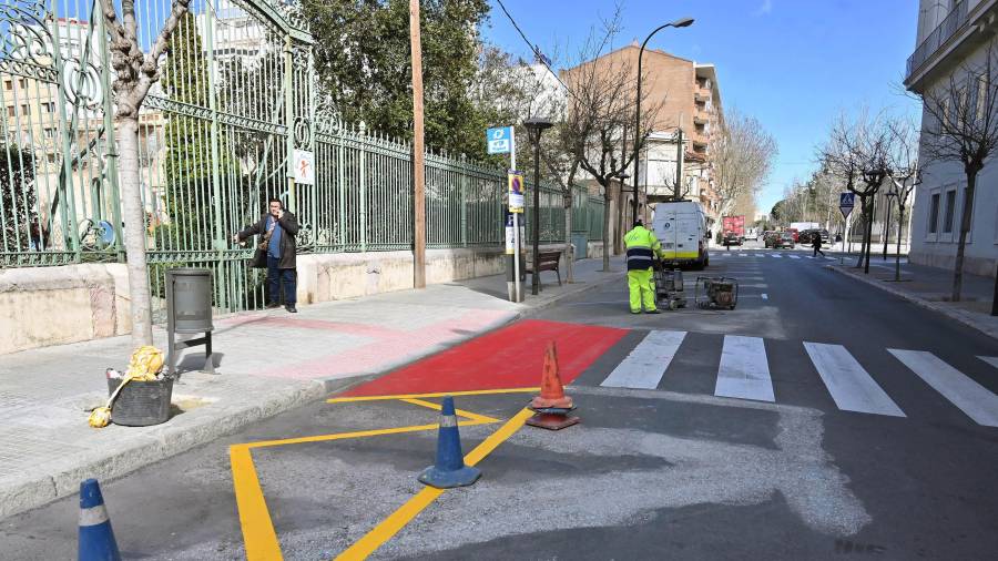 La Guàrdia Urbana ha habilitado una zona de estacionamiento para padres en la calle Antoni Gaudí. FOTO: ALFREDO GONZÁLEZ