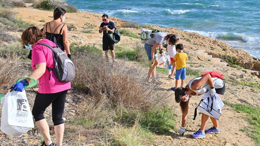 La limpieza de la playa se realizó en pequeños grupos de menos de diez personas. FOTO: ALFREDO GONZALEZ