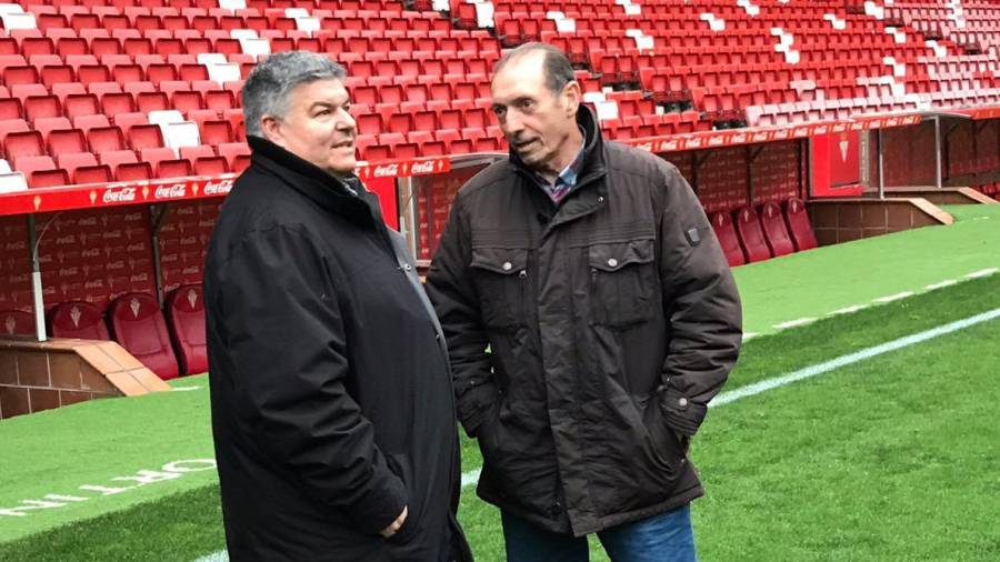 Josep Maria Grau y Enrique Castro 'Quini' el pasado mes de enero cuando el Nàstic visitó el estadio de El Molinón. FOTO: CEDIDA