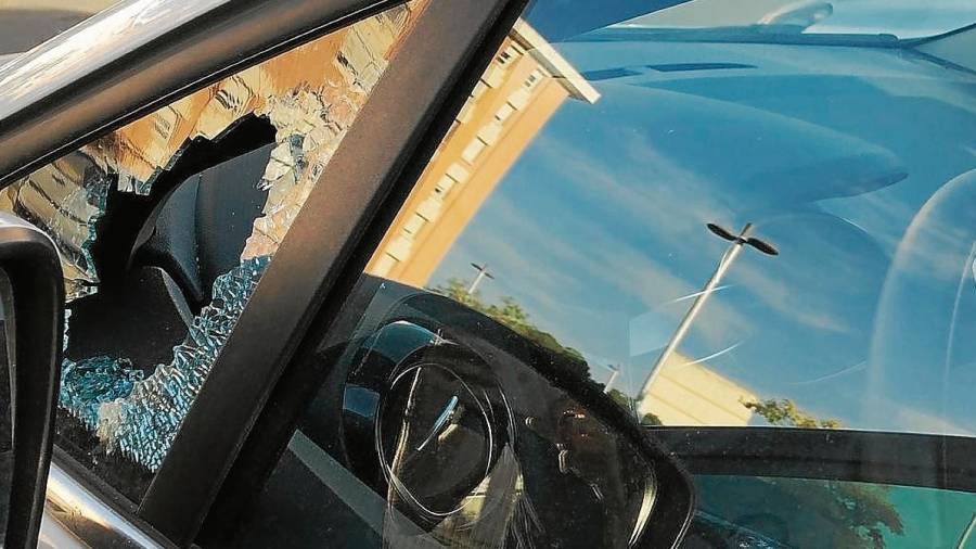 Imagen del cristal robo en uno de los dos vehículos aparcados en la calle Enric d’Ossó. FOTO: dt