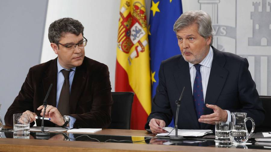 Méndez de Vigo, a la derecha del ministro Álvaro Nadal, en la rueda de prensa posterior al Consejo de Ministros. FOTO: EFE