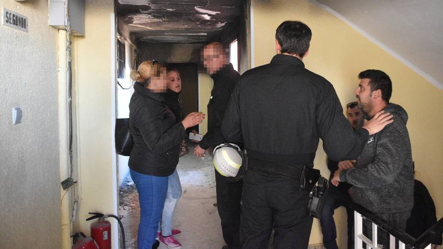 Dos mossos hablando ayer con la detenida (al fondo de la imagen) y su acompa&ntilde;ante. FOTO: A.G.