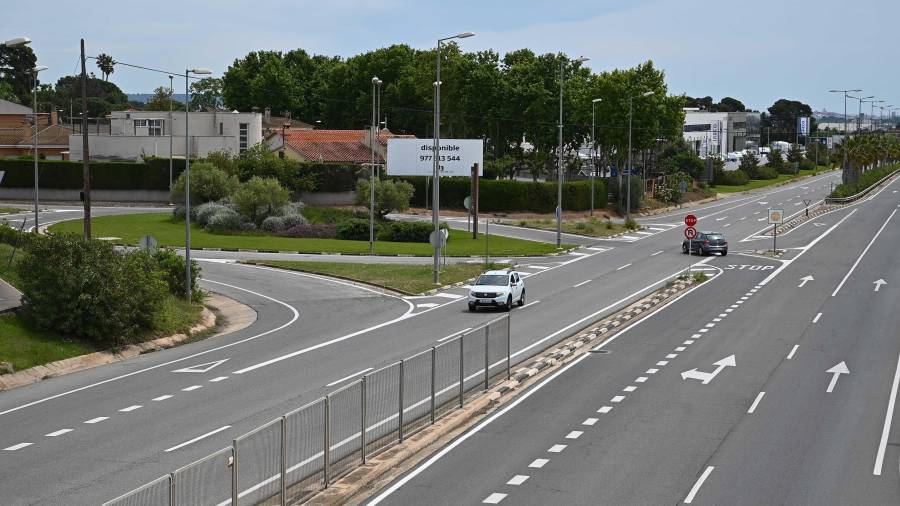 La rotonda irá encajada entre la avenida de Tarragona y la calle Estanislau Mateu. FOTO: Alfredo González