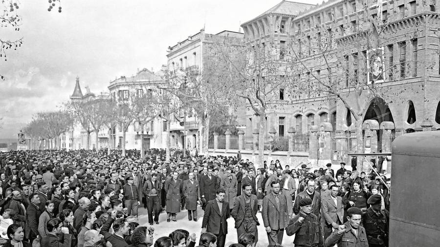 1. Manifestación en la Rambla, 8/3/1937. foto: (AHCT) 2. Plaza de toros tras los bombardeos, 11/8/1937. foto: (AHCT) 3. Grupo de niños tarraconenses volviendo de las colonias de verano, 19/7/1936. foto: (AHCT)