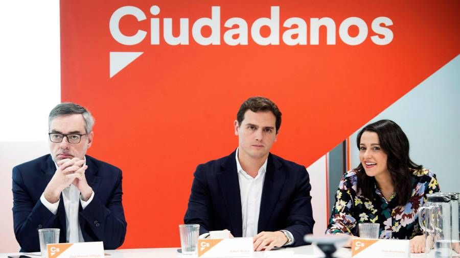 El presidente de Ciudadanos, Albert Rivera, junto al secretario general, José Manuel Villegas, y la líder del partido en Catalunya, Inés Arrimadas, durante la reunión del Comité Ejecutivo. EFE