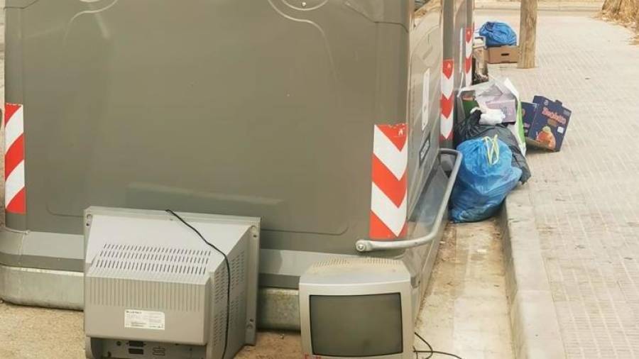 Escombraries i objectes fora dels contenidors. FOTO: AJUNTAMENT ULLDECONA