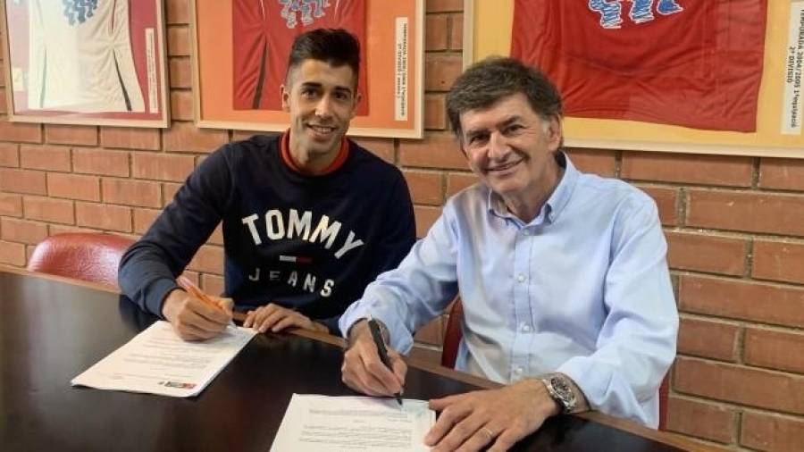 El delantero Gerard Oliva firmando su contrato junto con el presidente del Nàstic, Josep Maria Andreu. FOTO: Nàstic