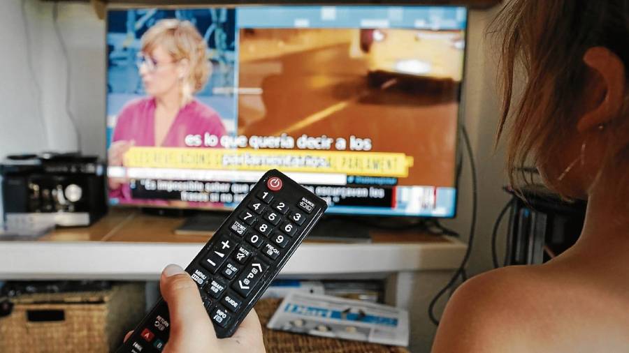La llegada del 5G obliga a las comunidades de vecinos a llamar al instalador para poder seguir viendo la televisión. Foto: Pere Ferré