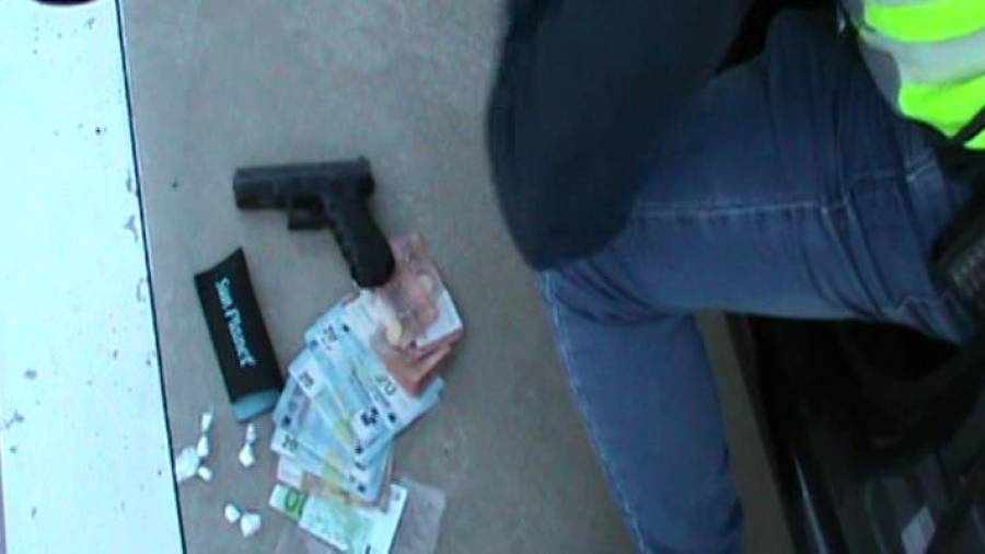 El arma, dinero y las papelinas de droga localizadas en el coche. FOTO: CME
