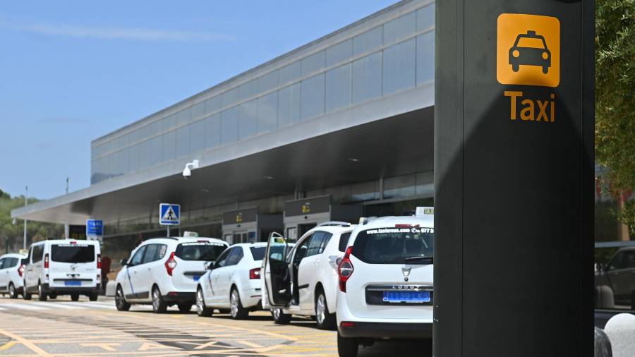 Imagen de taxis esperando frente al Aeropuerto de Reus. FOTO: ALFREDO GONZÁLEZ.
