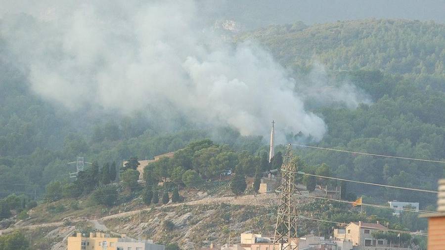 El incendio forestal de ayer martes en Castellvell del Camp ardió 5.000 metros cuadrados. FOTO: DT