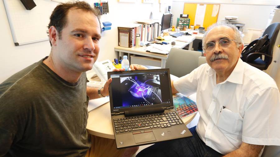 Eric Pedrol y Francesc Díaz muestran el render del dispositivo para saber más sobre el cáncer a partir de análisis de sangre. Foto: pere ferré