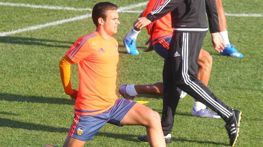 Imagen del mediocentro defensivo entrenando con el equipo valencianista, donde se formó como futbolista. Foto: Superdeporte