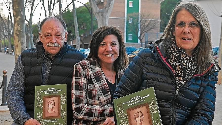 Mateu Salvat, Gisela Alcón y Glòria Mohedano, autores del libro ‘La cuina de Maria Poch Constantí’. FOTO: ALFREDO GONZÁLEZ