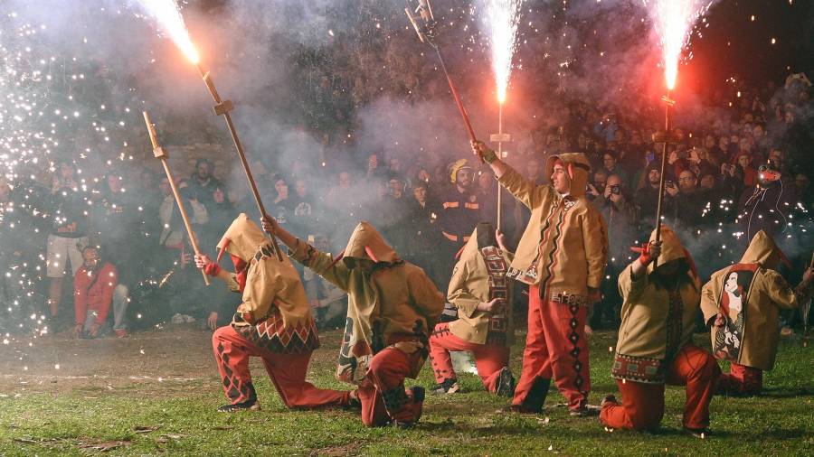 Els bruixots d’Alcover , ahir al primer Concurs Nacional d’enceses a Picamoixons . FOTO:ALFREDO GONZÁLEZ