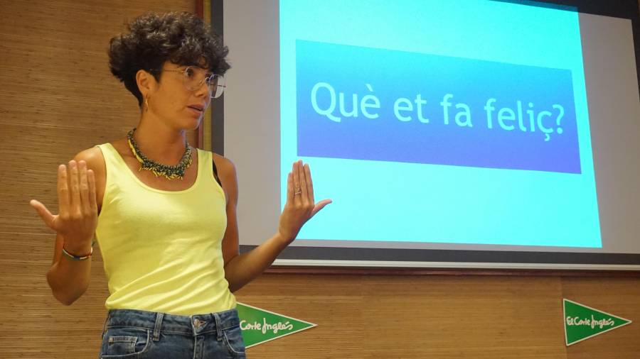 Imatge de la coach Anna Rocamora durant la xerrada a El Corte Inglés de Tarragona. Foto: Cedida