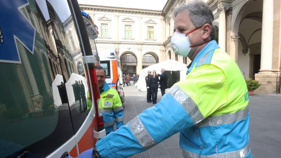 Imagen de un trabajador sanitario en Italia. EFE