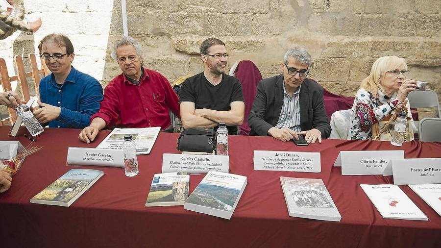 Un grup d'autors a la parada de la Biblioteca Marcel·lí Domingo i Ràdio Tortosa. Foto: Joan Revillas