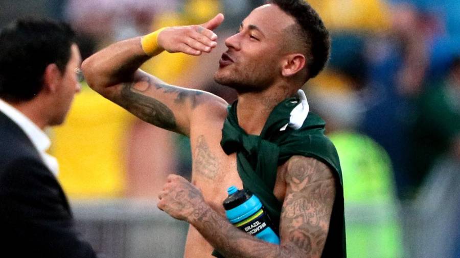 Neymar Jr. saluda a la afición de Brasil tras el partido. FOTO: EFE