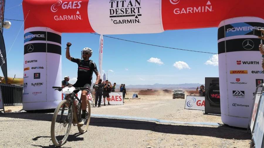 Betalú, entrando a meta como vencedor de la primera jornada. FOTO: Titan Desert