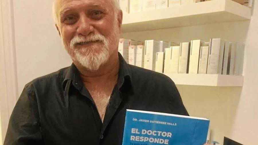 El doctor Gutiérrez, amb un exemplar del llibre publicat. FOTO: cedida