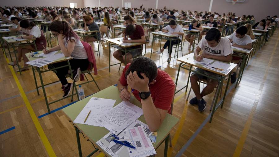Alumnos realizando una prueba para acceder a la Universidad, ayer en Menorca. Foto: efe