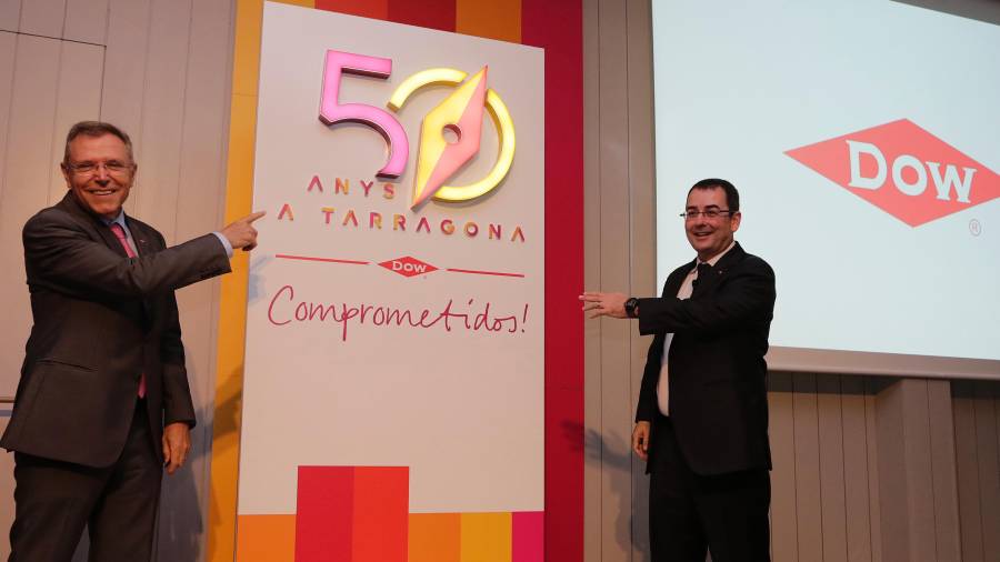 Anton Valero (izquierda) y Jaume Sariol, durante la presentación del logotipo del 50 aniversario de Dow Chemical en Tarragona. Foto: Lluís Milián