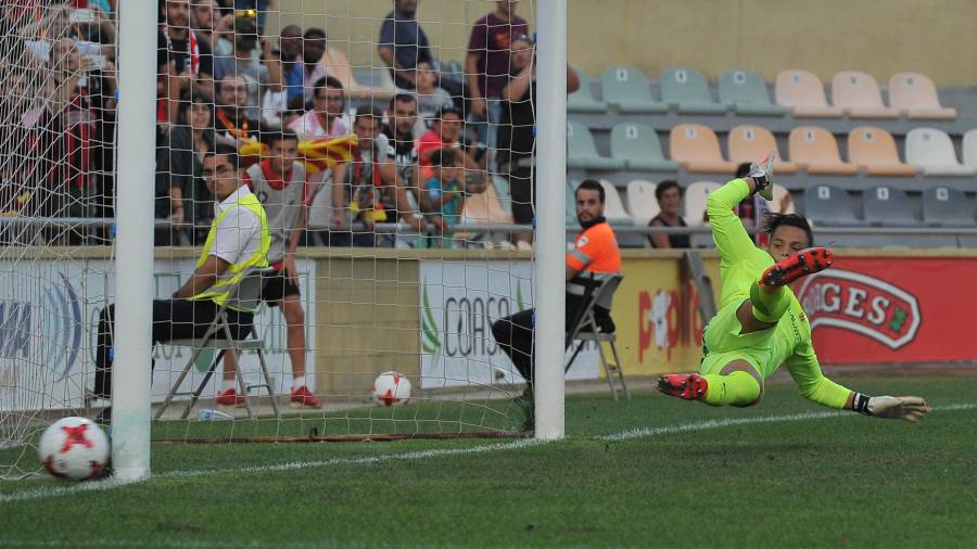 El balón roza el poste, en el penalti que falló Edgar Hernández ante el Sporting. Foto: Alfredo González