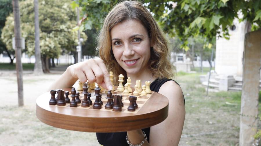 Plachkinova en el Parc de la Ciutat. Es Maestra Internacional de ajedrez. FOTO: pere ferré