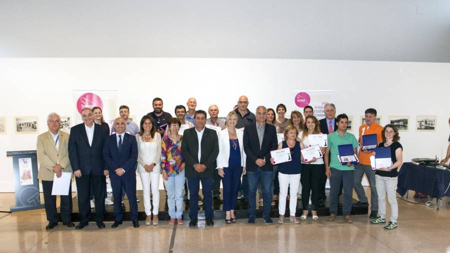 Imagen de los representantes de las bodegas premiadas con las autoridades en el acto de la DO Tarragona.