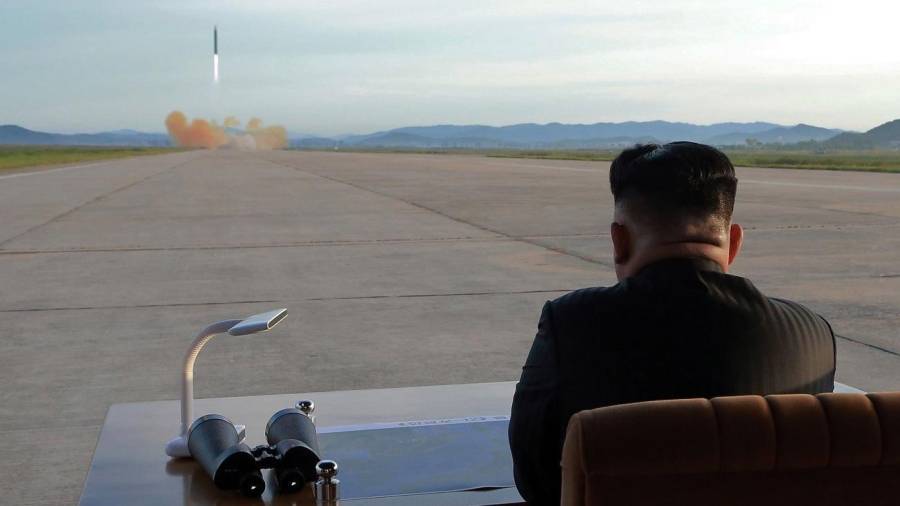 Kim Jong Un observa el llançament d’un míssil. FOTO: EFE