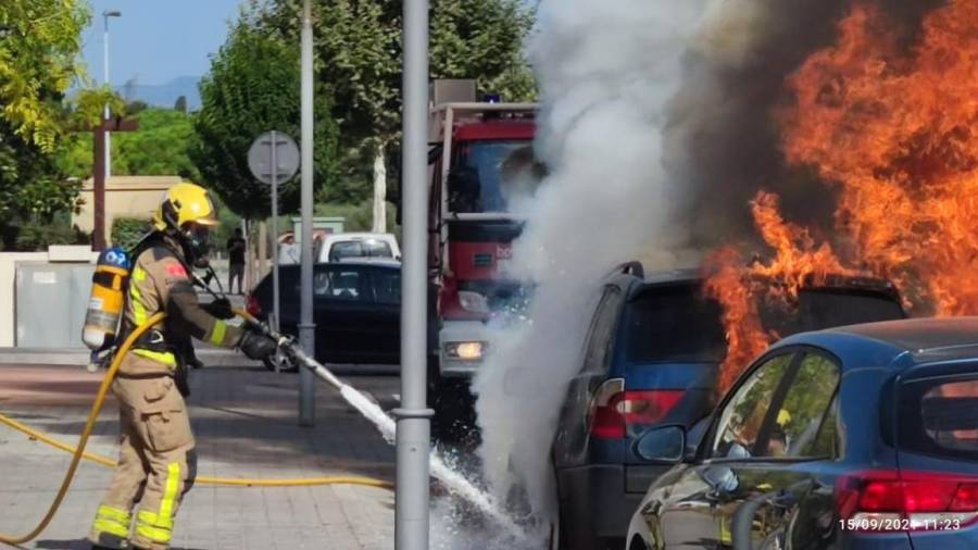 Un bombero intenta controlar las llamas del vehículo. La extinción ha durado casi una hora. FOTO: Policía Local