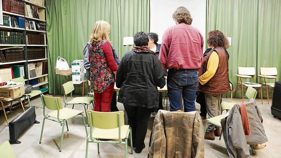 Los siete miembros de Comedores Compulsivos que se reunieron el pasado lunes en la parroquia de Sant Bernat Calbó, en Reus. FOTO: Alba Mariné