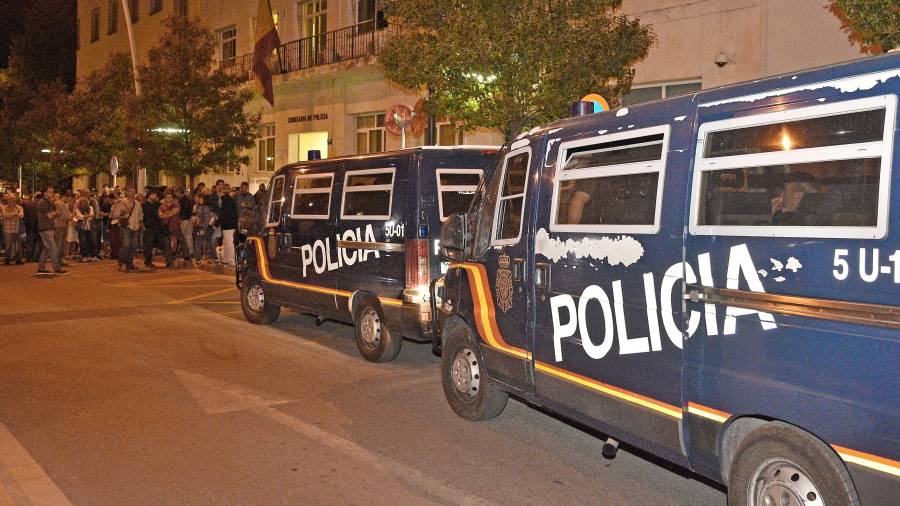 Les furgonetas de la Policía Nacional estacionadas hace unos días ante la comisaría de la calle General Moragues. Foto: Alfredo González