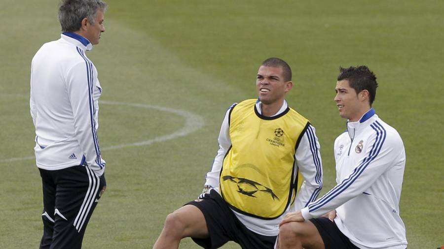 José Mourinho, Pepe y Cristiano Ronaldo, en un entrenamiento en 2011 del Real Madrid. Foto: emilio naranjo/efe