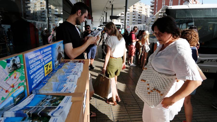 Un grupo de turistas rusos en la estación de autobuses de Tarragona en julio de 2019. FOTO: pere ferré/DT