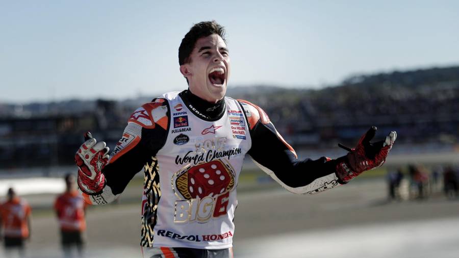Marc Márquez (Repsol Honda) celebra su sexto título mundial, su cuarto en MotoGP, tras finalizar tercero en el Gran Premio de la Comunidad Valenciana. FOTO: EFE