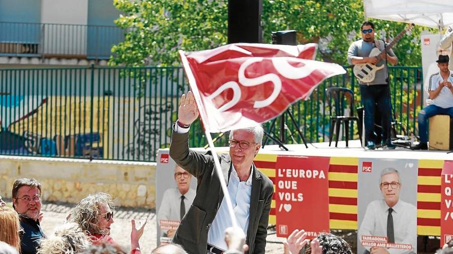 Josep Fèlix Ballesteros a punto de intervenir en el acto que ayer el PSC celebró en Bonavista. FOTO: fabián acidres