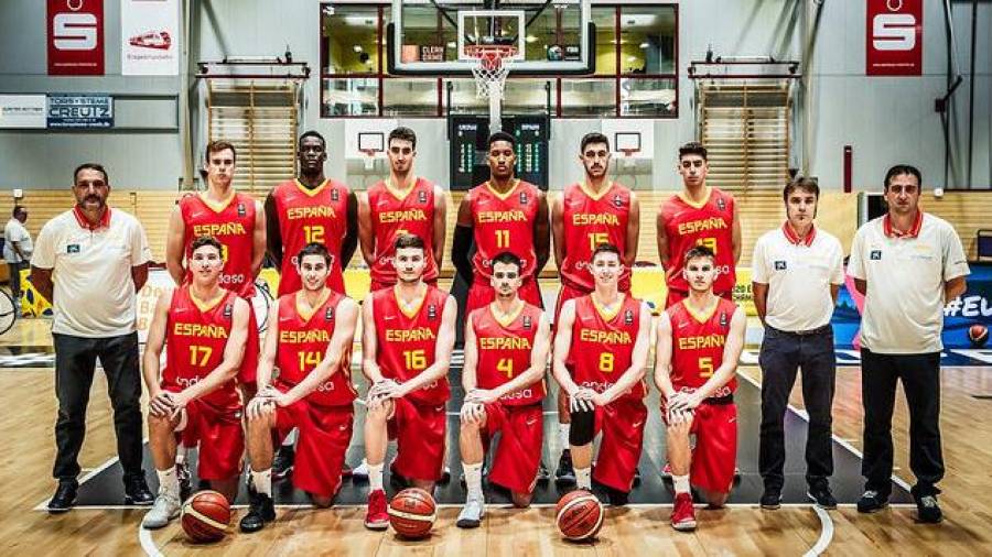 Pol Figueras (dorsal 4) y los integrantes de la selección sub20 española de baloncesto. FOTO: FEB