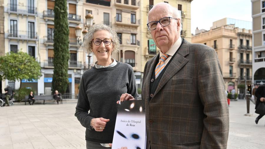 Mercè Costafreda i Francesc Palacín amb la imatge de l’entitat, dissenyada per Salvador Juanpere. FOTO: Alfredo González